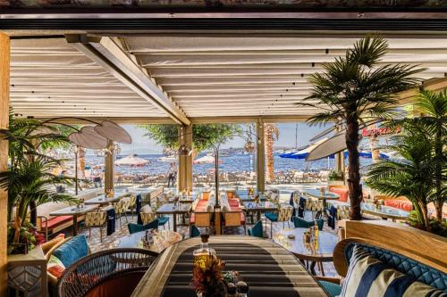 ボドルム・シティにあるGözegir Hotelのビーチを望むレストラン