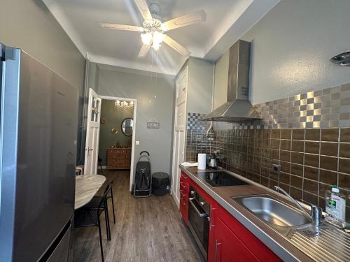 Il comprend une cuisine équipée d'un évier et d'un ventilateur de plafond. dans l'établissement Le Roy, à Aix-en-Provence