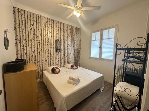 une chambre avec un lit et un ventilateur de plafond dans l'établissement Le Roy, à Aix-en-Provence