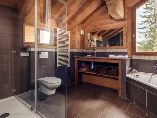 un bagno con wc e doccia in vetro di Chalet Chaleureux à Méribel : Cheminée, Jacuzzi, Proche Commerces, 4 Chambres en Suite - FR-1-688-18 a Méribel