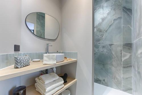 une salle de bain avec un lavabo et un miroir dans l'établissement MyKeypers - Luxury Studio 2P - Marais/Bastille, à Paris