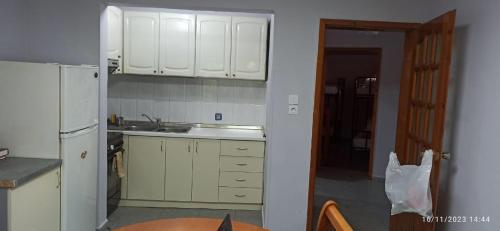 Una cocina o zona de cocina en ROYAL Hostel Opposite NALU BAR