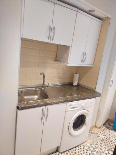 kuchnia ze zlewem i pralką w obiekcie CENTRO ANTEQUERA Apartamento Calzada Centro w mieście Antequera