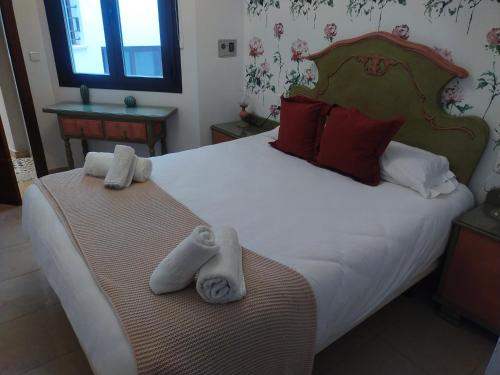 sypialnia z dużym łóżkiem z ręcznikami w obiekcie CENTRO ANTEQUERA Apartamento Calzada Centro w mieście Antequera