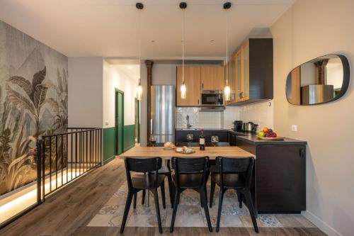 une cuisine avec une table et des chaises dans une pièce dans l'établissement The Green Loft - Eiffel Tower - Paris 15, à Paris