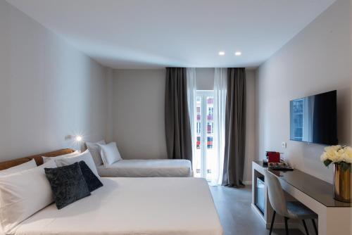 um quarto de hotel com uma cama e uma secretária em Il Pumo - Apulian Rooms Bari Savoia em Bari