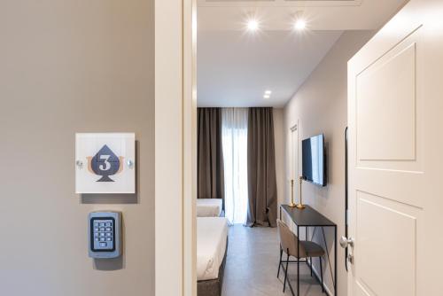 een kamer met een bed, een bureau en een deur bij Il Pumo - Apulian Rooms Bari Savoia in Bari
