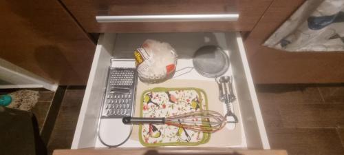 a box with a kitchen utensils and a whisk at Hermoso estudio con vista al mar en el Town Center de Playa Blanca Panamá in Río Hato