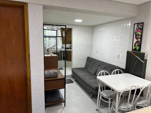 - un salon avec un canapé et une table dans l'établissement Moradas Desterro, próximo ao aeroporto 02, à Florianópolis