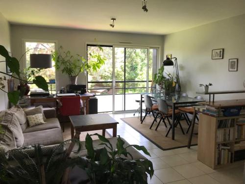 a living room with a couch and a table at T3 de 68m2 avec jardin, à 5mn gare et centre ville in Nantes