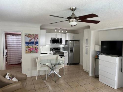 uma cozinha com uma mesa e uma ventoinha de tecto em Beautiful studio(2325-1) - Walk to the beach em Fort Lauderdale
