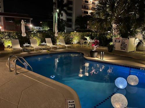 uma piscina num hotel à noite em Beautiful studio(2325-1) - Walk to the beach em Fort Lauderdale