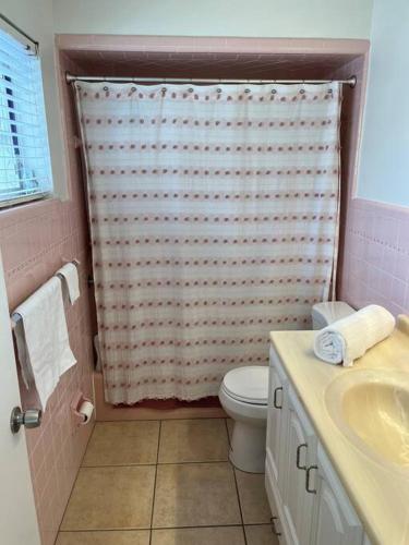 uma casa de banho com um WC e uma cortina de chuveiro em Beautiful studio(2325-1) - Walk to the beach em Fort Lauderdale