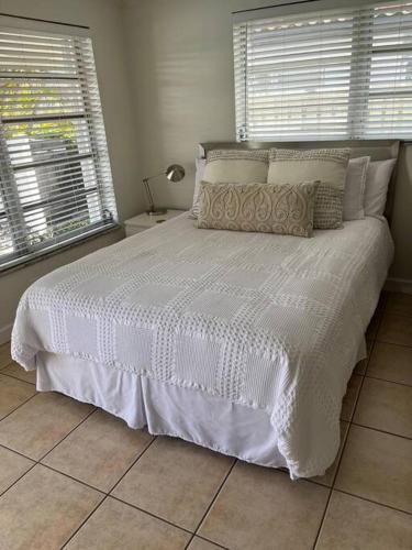 um quarto com uma cama branca e uma janela em Beautiful studio(2325-1) - Walk to the beach em Fort Lauderdale
