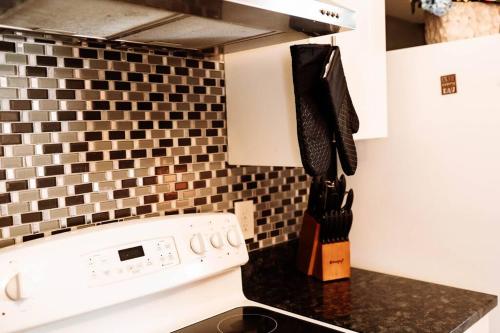 een keuken met een fornuis oven naast een magnetron bij Spacious Five-Bedroom Bliss in Fairlawn