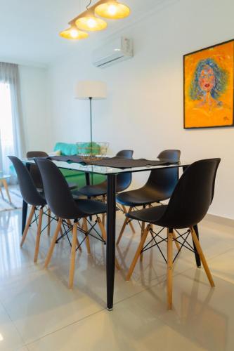 a dining room with a glass table and chairs at Agustín I Apart in Paraná