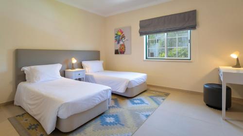 Katil atau katil-katil dalam bilik di Martinhal Quinta Family Resort