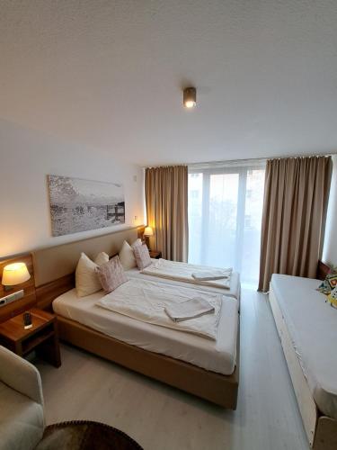 sypialnia z dużym łóżkiem i kanapą w obiekcie Jezza Apart Suite w Monachium