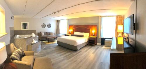 Una cama o camas en una habitación de The Grand Hotel Spindletop