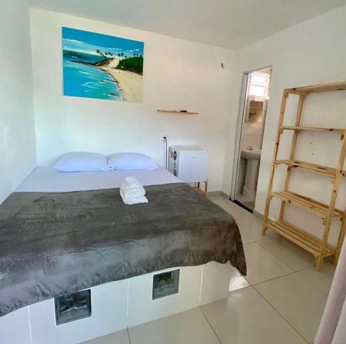 Un dormitorio con una cama grande y una escalera en Pé na Areia en Baía Formosa