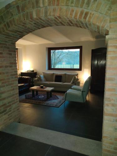 a living room with a couch and a table at Miravigne House - Casa di Campagna con Cucina in Castagnole Lanze