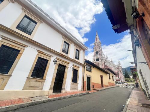 an empty street in a city with a building at Encantocandelaria in Bogotá