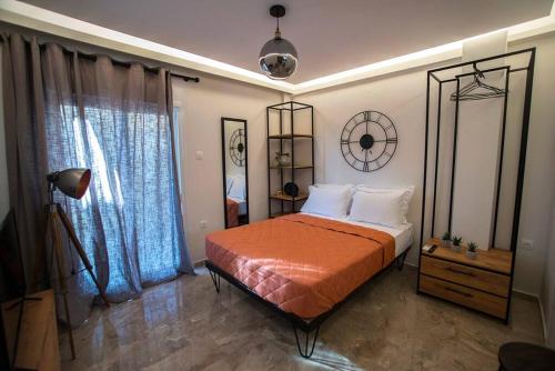 een slaapkamer met een bed met een oranje deken en witte kussens bij Wanderer, Nilie Hospitality MGMT in Thessaloniki