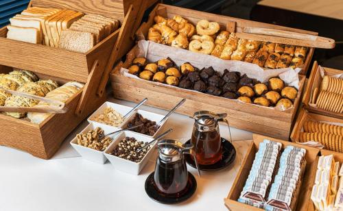 Una mesa cubierta con cajas de diferentes tipos de pasteles. en SmartRental Collection Gran Vía Capital, en Madrid