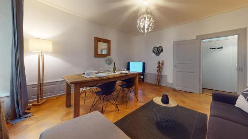 un salon avec une table et un canapé dans l'établissement Appartements Porte Neuve, à Colmar