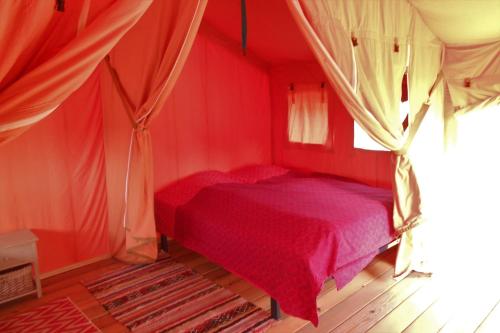 Photo de la galerie de l'établissement Tente Safari à TournonZen ~ retour vers la nature, à Tournon-dʼAgenais