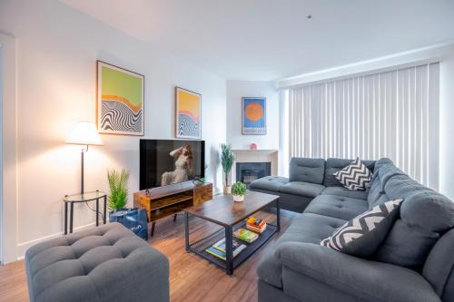 sala de estar con 2 sofás y TV en Cozy Home Management in MDR, en Los Ángeles