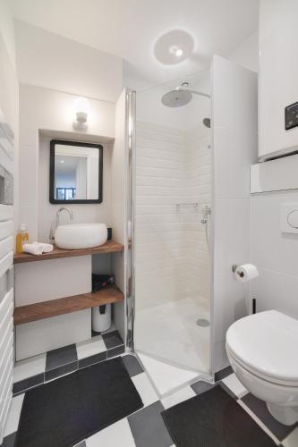 une salle de bain avec douche et toilettes dans l'établissement Studio 