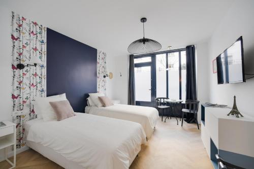 une chambre d'hôtel avec deux lits et une table dans l'établissement Studio 