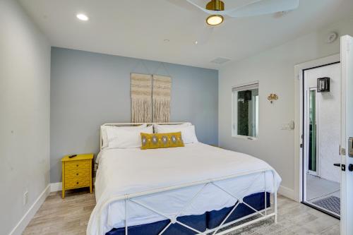 um quarto com uma cama grande e lençóis brancos em Modern Palm Springs Home with Pool and Gas Fire Pit! em Palm Springs
