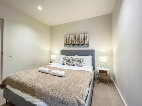 um quarto com uma cama com duas toalhas em Beautiful City View 2br1ba In Melbourne Cbdwifi em Melbourne