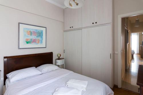 Llit o llits en una habitació de A unique apartment in the historical center-3BDs