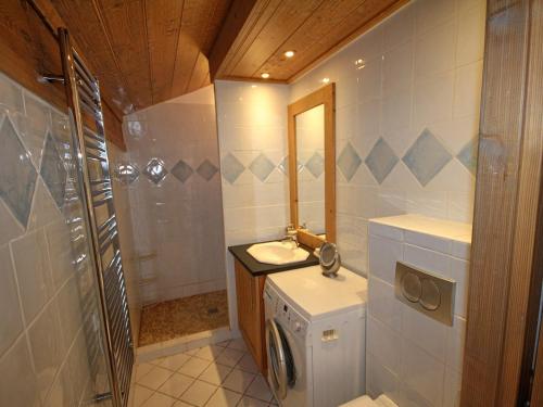 La salle de bains est pourvue d'un lave-linge et d'un lavabo. dans l'établissement Appartement Villard-sur-Doron, 4 pièces, 9 personnes - FR-1-293-89, à Villard-sur-Doron