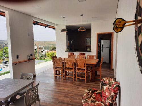 ein Esszimmer und eine Küche mit einem Tisch und Stühlen in der Unterkunft Rancho Teixeira in Alexânia