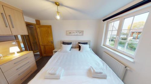a bedroom with a large white bed with a window at Ô calme Maison familiale - Wickerschwihr in Wickerschwihr
