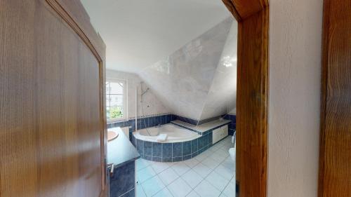 a bathroom with a sink and a bath tub at Ô calme Maison familiale - Wickerschwihr in Wickerschwihr