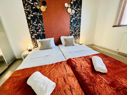 um quarto com uma cama grande e 2 almofadas em La Maisonnette Un Séjour à Part em Longeville-lès-Metz
