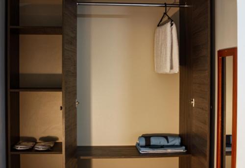a room with a closet with a door and a towel at Villa Éden in Alter do Chao