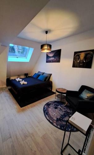 un salon avec un lit et un canapé dans l'établissement Confortable Studio Rénové, à Cambrai