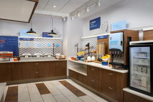 Holiday Inn Express & Suites Pittsburgh North Shore, an IHG Hotel Image