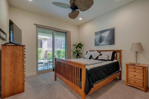 En eller flere senger på et rom på Modern Scottsdale Condo with Patios and Mountain Views