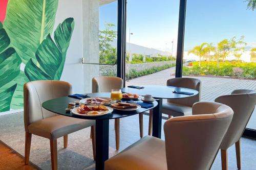 阿吉内金海滩Resort Cordial Santa Águeda & Perchel Beach Club的桌子上放着一盘食物