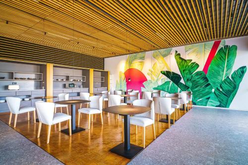 Resort Cordial Santa Águeda & Perchel Beach Club餐厅或其他用餐的地方