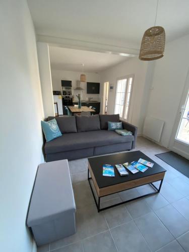 un salon avec un canapé et une table basse dans l'établissement Maison 4 personnes avec Jardin, à 200 m de la Plage, à Fouras