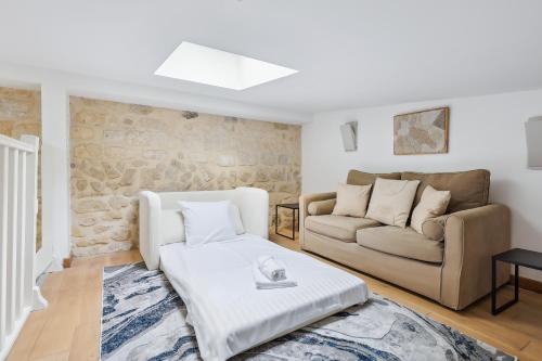 un salon avec un canapé et une table dans l'établissement Luxury living: appartement contemporain by Weekome, à Paris