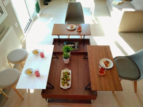 una sala de estar con una mesa con fruta. en Elia boutique apartment, en Thiva